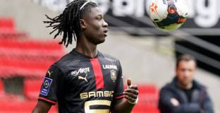 Челси може да прихване Камавинга 