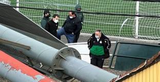 Фен почина след падане на прожектор