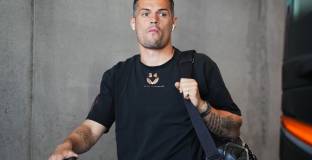 Джака се завръща в Англия?