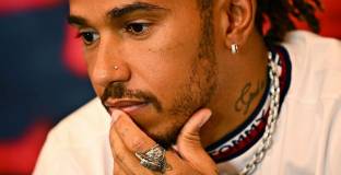 Директор предупреди Хамилтън за Ферари 