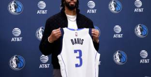 Антъни Дейвис с дабъл-дабъл при дебюта си за Далас