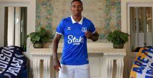  Ашли Йънг се присъедини към Евертън