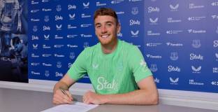 Евертън подписа с вратар 