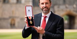 Саутгейт бе посветен в рицарство