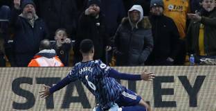 Десет от Арсенал взеха победата над Уулвс