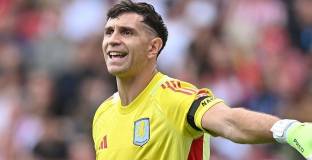 Мартинес все още може да напусне Астън Вила