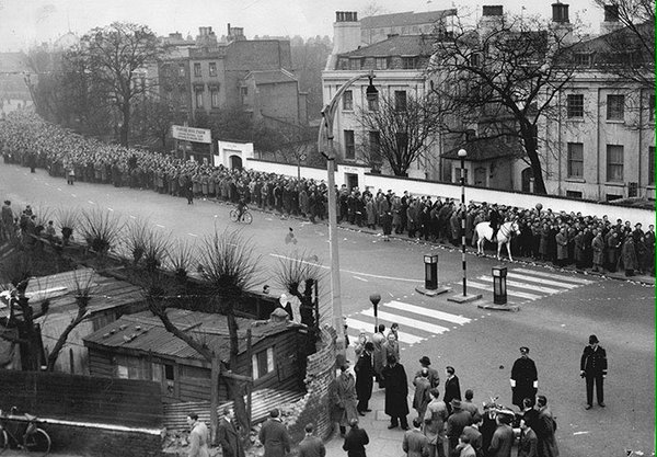 1952 година. Фенове на Челси са се наредили на опашка за билети за Стамфорд Бридж. 