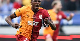 Феновете на Галатасарай посветиха специален банер на Виктор Осимен