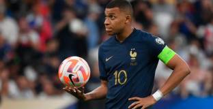 Дузпа и червен картон помогнаха на Франция срещу Гърция