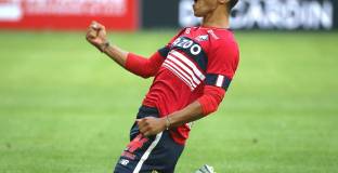  Андре удължи с Лил