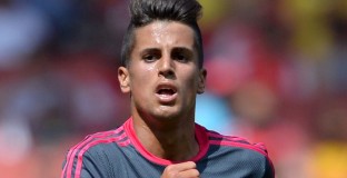 Челси се интересува от защитник на Валенсия 