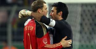 Буфон със съобщение към Нойер 