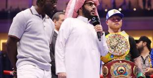 Преместиха боя между Кроуфорд и Алварес