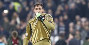 Костакурта: Защо Донарума целува фланелката на Милан?