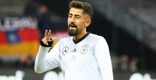 Демирбай: Йозил не е длъжен да пее химна на Германия 