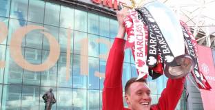 Фил Джоунс се обърна към феновете с писмо