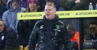  Дийн Смит обвини играчите на Ман Юнайтед в оказване на натиск