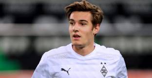 Нойхаус може да замени Вайналдум в Ливърпул