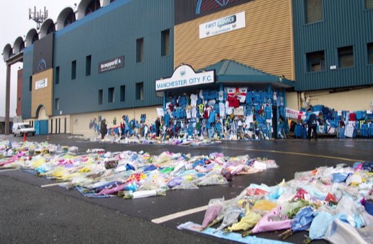 2003 година. Мейн Роуд след загадъчната смърт на Марк-Вивиен Фое. 