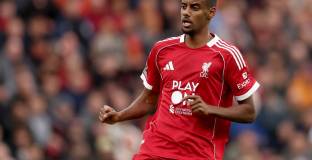 Исак си купи доберман за 30 000 паунда