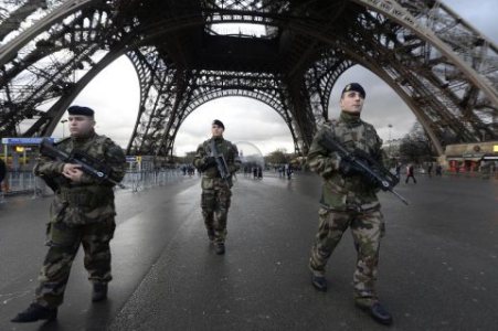 Армията излиза по улиците на Париж по време на Евро 2016 