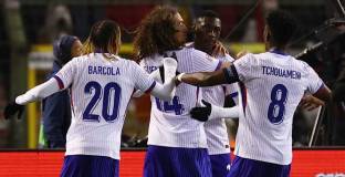 Франция и Италия с победи в своята група