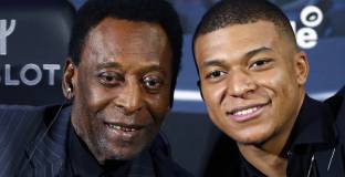 Пеле бе приет в болница в Париж