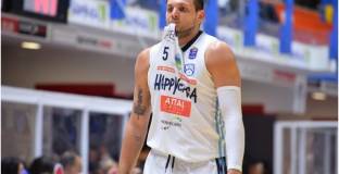  Баскетболист счупи прешлени, падайки от балкона