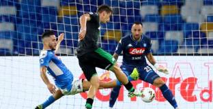 Наполи удари Сасуоло при много отменени голове