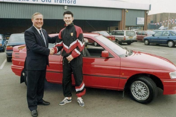 Младият Гигс с новия си Форд Екскорт. 
