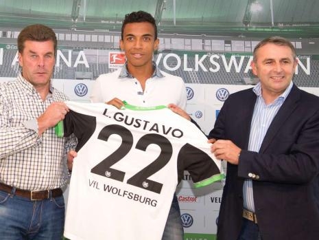 Луис Густаво премина във Волфсбург за сумата от 22 милиона евро