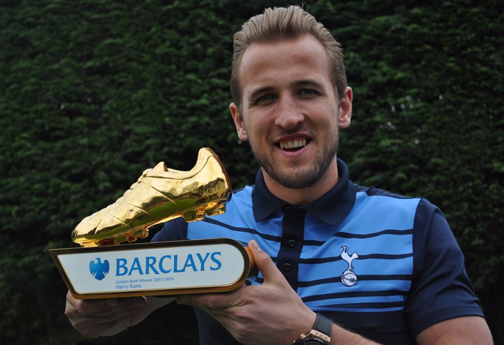 Нападателят на Тотнъм Хари Кейн получи Златната обувка за сезон 2015/16. 