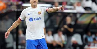 Рома може да се подсили с халф на Барса