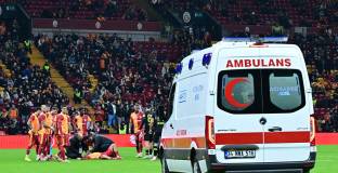 Полузащитник на Галатасарай загуби съзнание след сблъсък в мач за Купата 