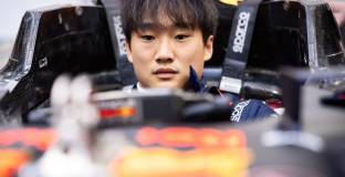 Хорнер: Цунода се адаптира към отбора