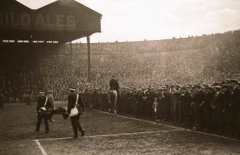 Олд Трафорд, годината е 1931. 