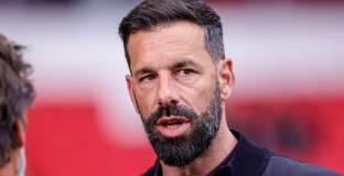 Хаке и Ван Нистелрой влязоха в щаба на Тен Хаг 