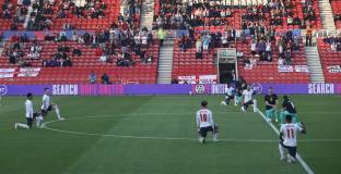 Саутгейт: Не всички фенове разбират колениченето 