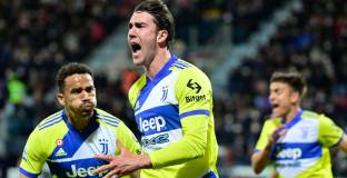Обрат в Сардиния остави Ювентус в битката за титлата (видео)