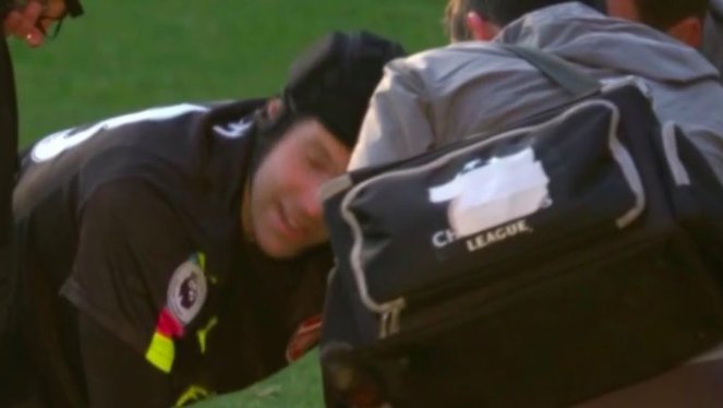 Икономия в Арсенал: емблемата на ШЛ, запечатана с тиксо. 