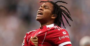 Карагър: Нгумоа заслужава титулярно място в Ливърпул