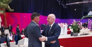 Далеч от протеста - Михайлов се срешна със знакови футболни фигури в Катар 