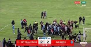 Безумие в Боливия: съдия показа 17 червени картона 