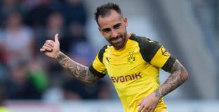 Алкасер: Трудно е, когато в отбора са Меси и Суарес