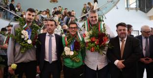 Националите ни по волейбол бяха посрещнати в Народното събрание