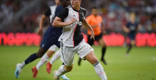 Де Лигт взе решение за Ювентус след разговор с Пике