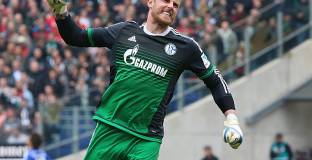 Шалке продължи с двама 