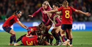  Испания измъкна победата от Швеция и е на финал 