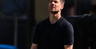 Шаби Алонсо има десет дни, за да спаси работата си