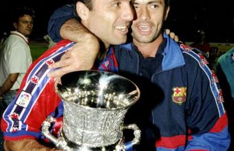 Стоичков държи шампионската купа на Испания. Моуриньо превежда. 